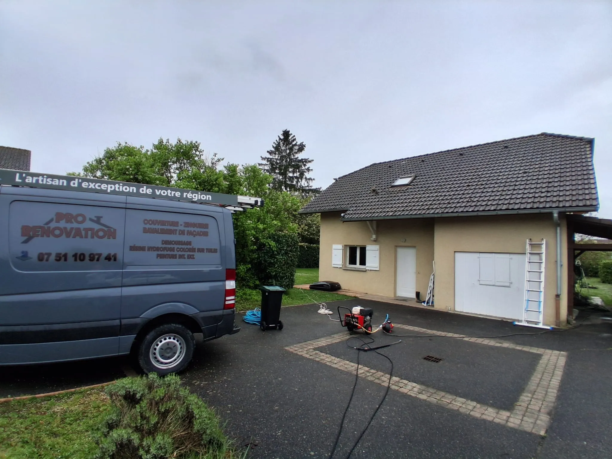 Nettoyage et démoussage de toiture en Corrèze, réalisation Pro Rénovation (photo 2)