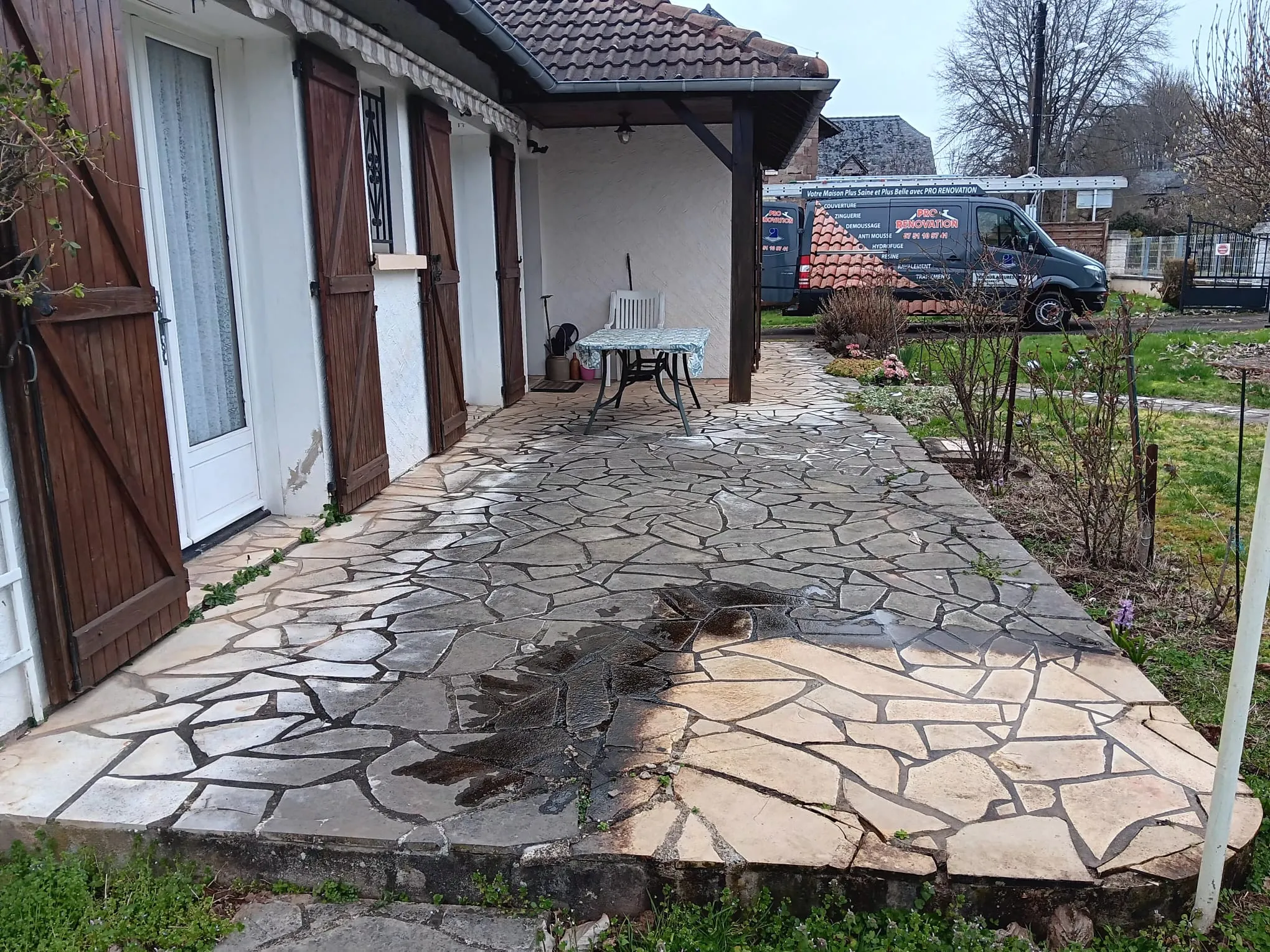Nettoyage de terrasses et dallages en Corrèze, réalisation Pro Rénovation (photo 2)