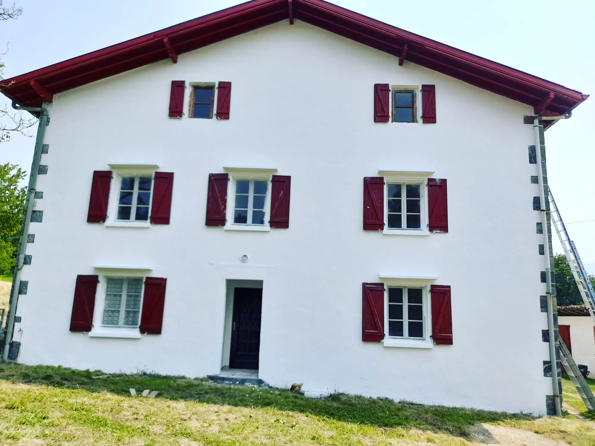 Maison repeinte après ravalement de façade en Corrèze